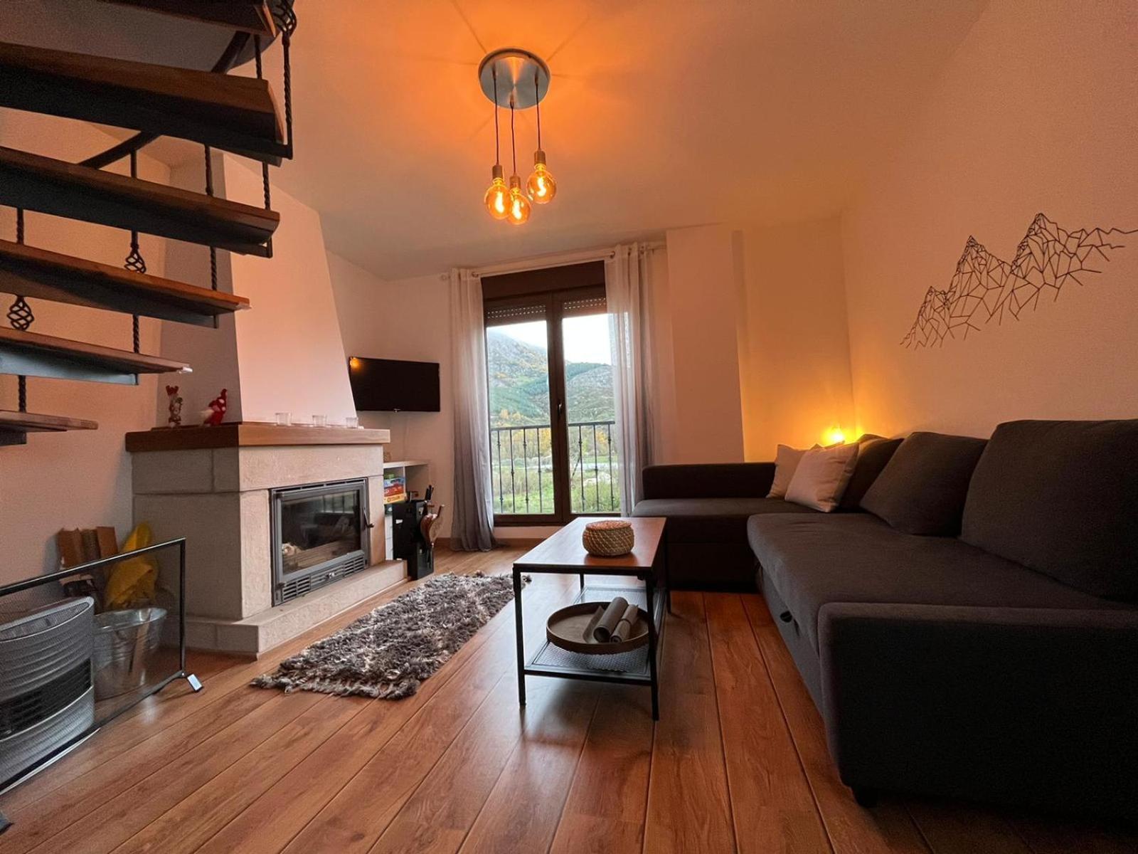 Duplex El Refugio De Porma Apartment ปวยบลา เด ลีโญ ภายนอก รูปภาพ